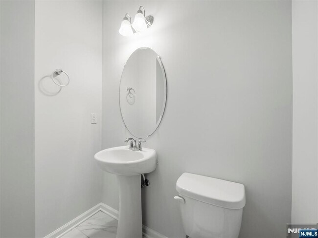 Building Photo - 18 Litchfield Ln