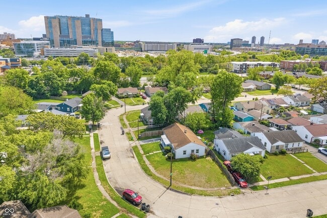 Building Photo - 1441 W Lynn Dr