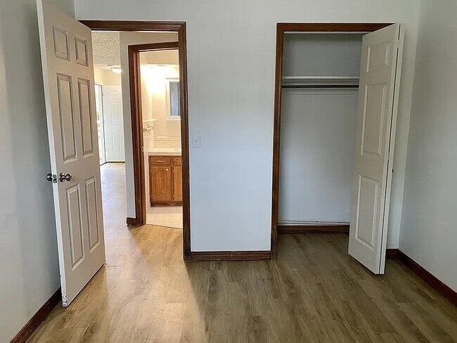 Building Photo - 829 Drake Dr