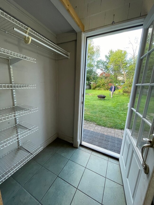 Building Photo - AVAILABLE JUNE - Beautiful 2 Bed 1 Bath Woodland Home