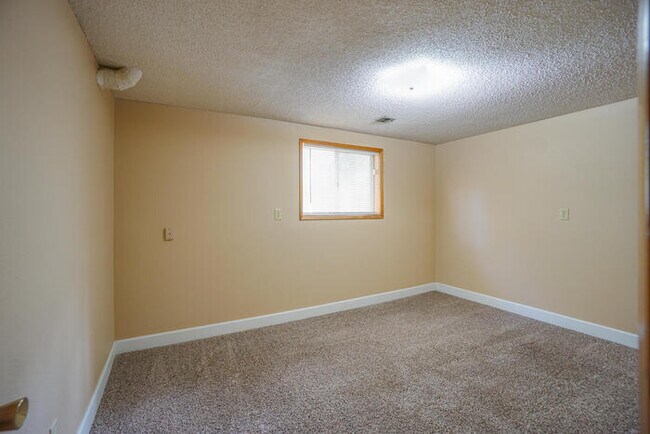 Building Photo - FOUR BEDROOM SPLIT LEVEL IN SALMON CREEK