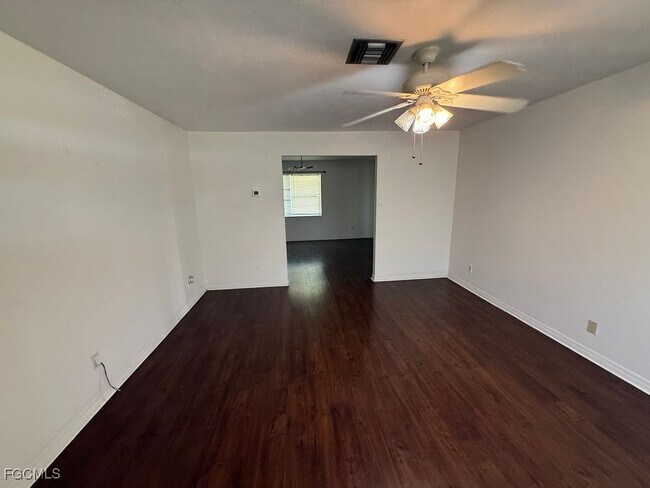 Building Photo - 2504 Lakeview Dr