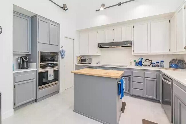 Building Photo - 861 Lake Terrace Cir