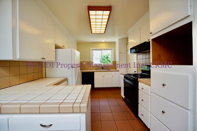 Building Photo - Available Now! 3 Bedroom Kentfield home.