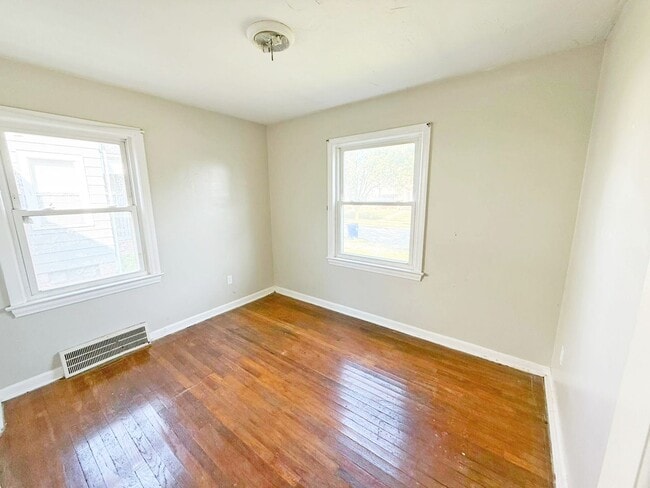 Building Photo - 3 BED 1 BATH BEAUTIFUL SINGLE FAMILY HOME