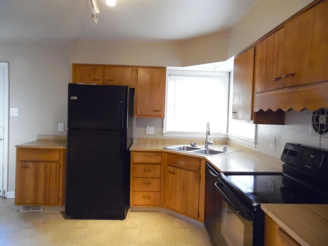 Building Photo - 662 Cardinal Ln