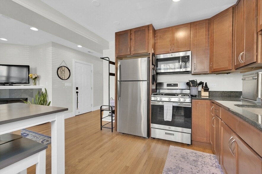 Building Photo - 2307 W Walton St