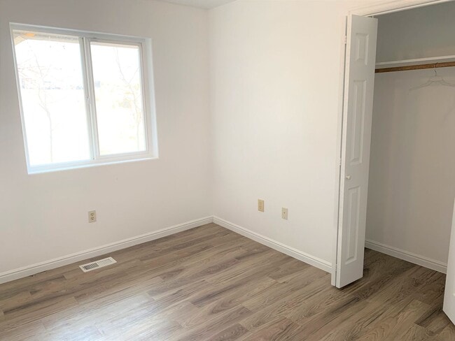 Building Photo - 3 bedroom house in Spring Creek with garage
