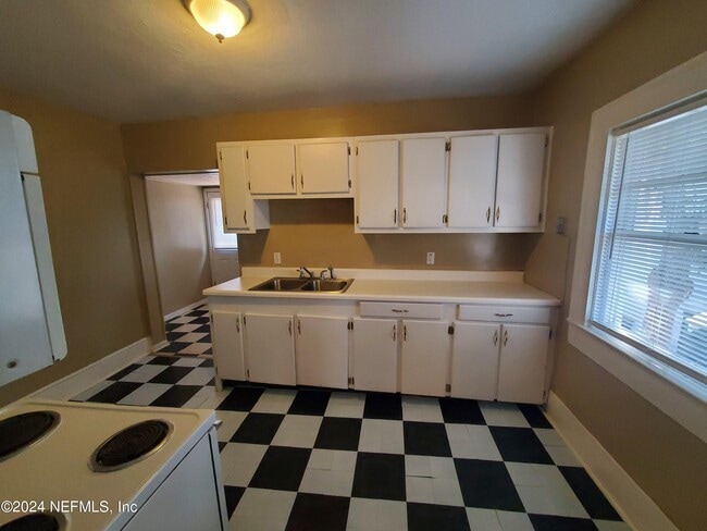 Building Photo - 3218 Herschel St