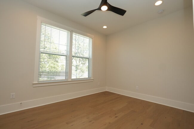 Building Photo - A beautiful home with 4 beds and 3 bath in...