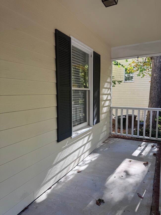 Building Photo - 4218 Queen Victoria Pl