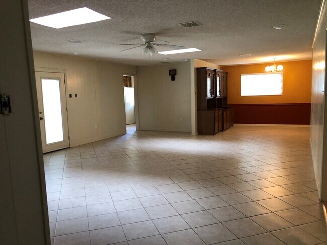 Building Photo - 6209 Glenhaven Dr