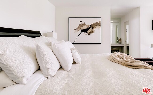 Building Photo - 5470 Katherine Ave