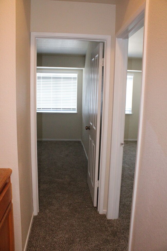 Building Photo - Updated 4 Bedroom, 2 1/2 Bathroom Townhome...