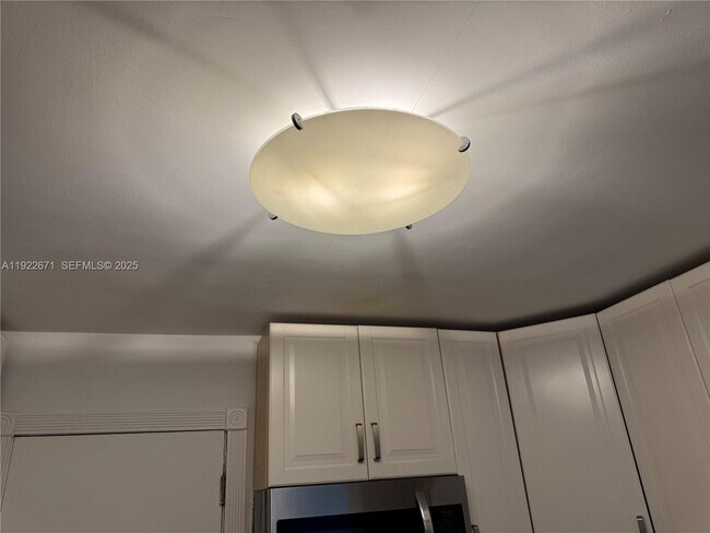 Building Photo - 9500 W Bay Harbor Dr