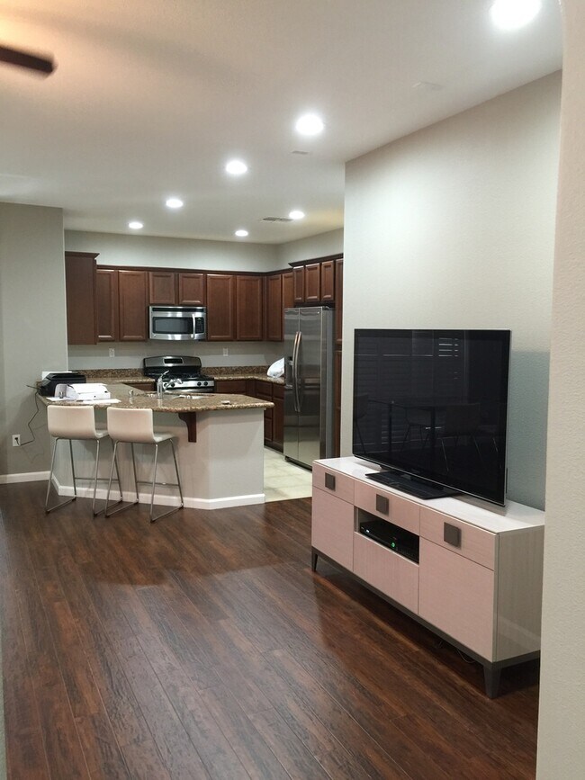 Building Photo - Low Maintenance Home Centrally Located wit...