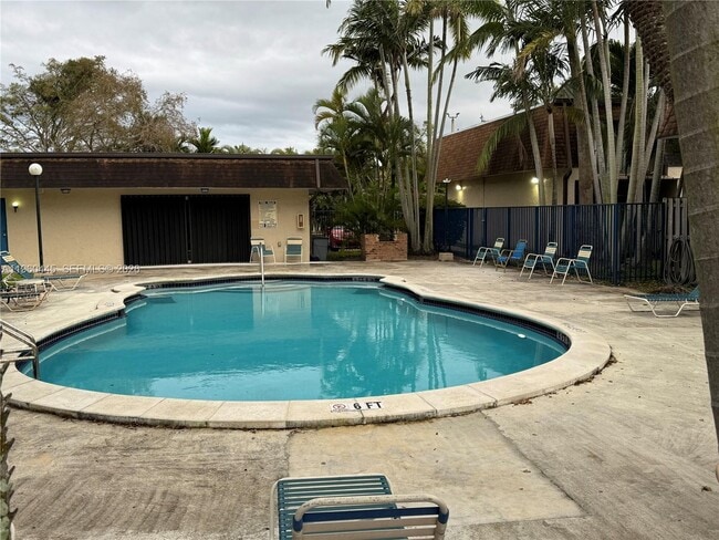 Building Photo - 15385 S Dixie Hwy