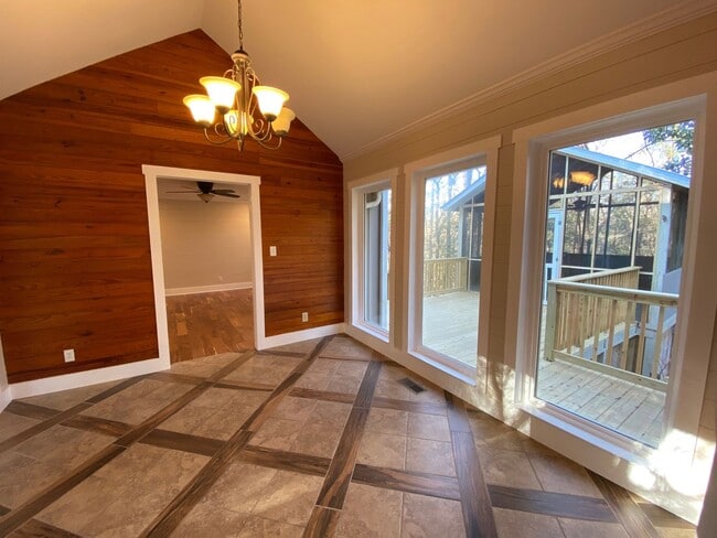 Building Photo - Unique Home in Perry