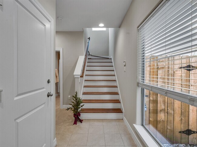 Building Photo - 3802 Center St