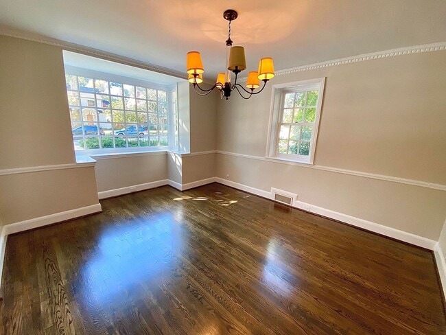 Building Photo - Stunning 4 Bed/3.5 Bath Historic Home - Be...