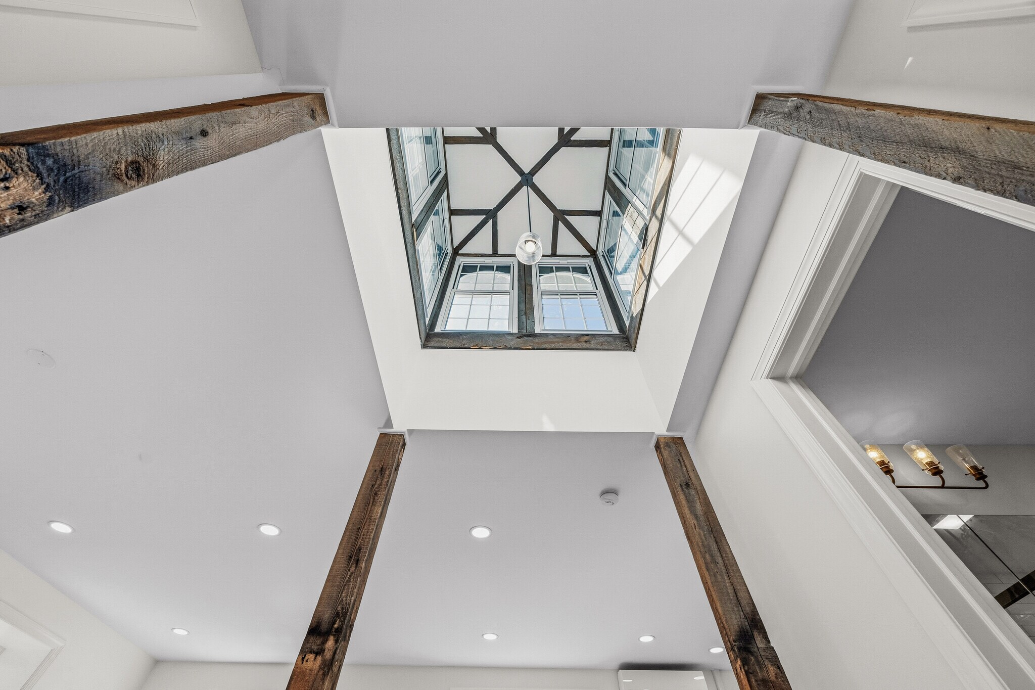 Building Photo - 131 W Walnut Ln