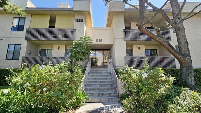 Building Photo - 15215 Magnolia Blvd