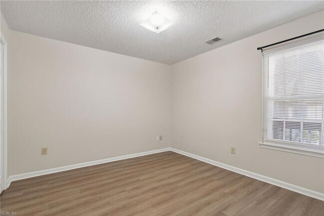 Building Photo - 901 Gas Light Ln