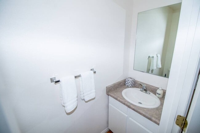 Building Photo - 592 Sunflower Rd