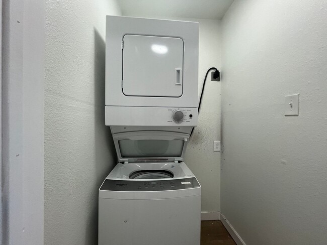 Building Photo - One Bedroom One Bath with Washer and Dryer Included