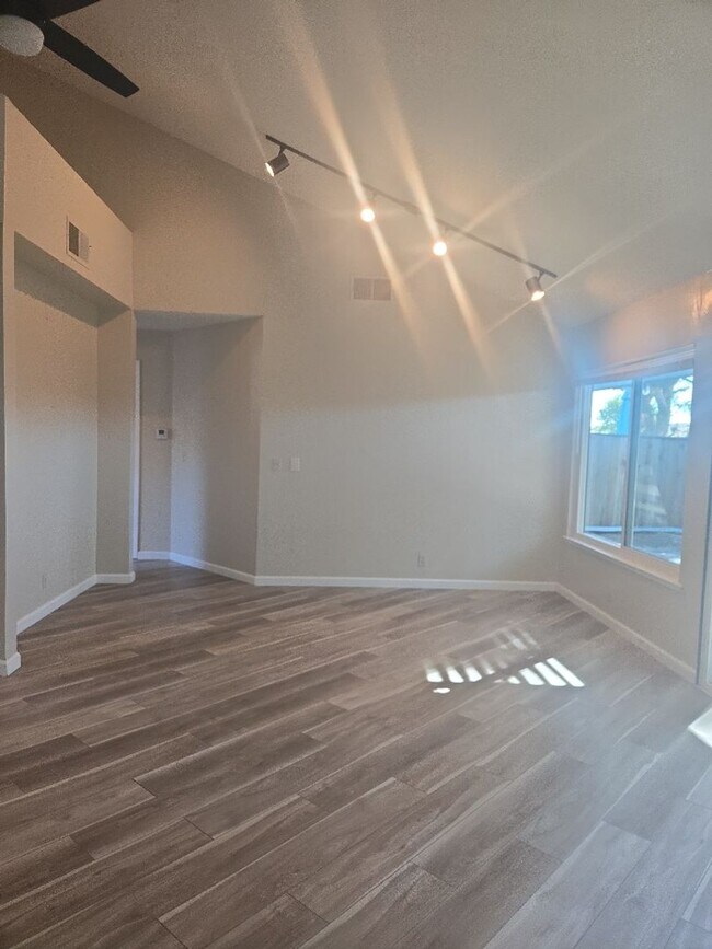 Building Photo - Charming Single Story 3 Bed 2 Bath House