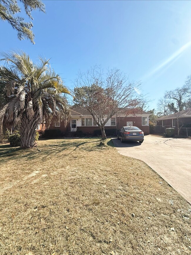 Building Photo - 937 E Ave