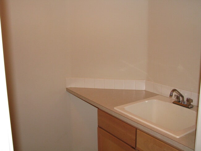 Building Photo - Four Bedroom Home in South Salem