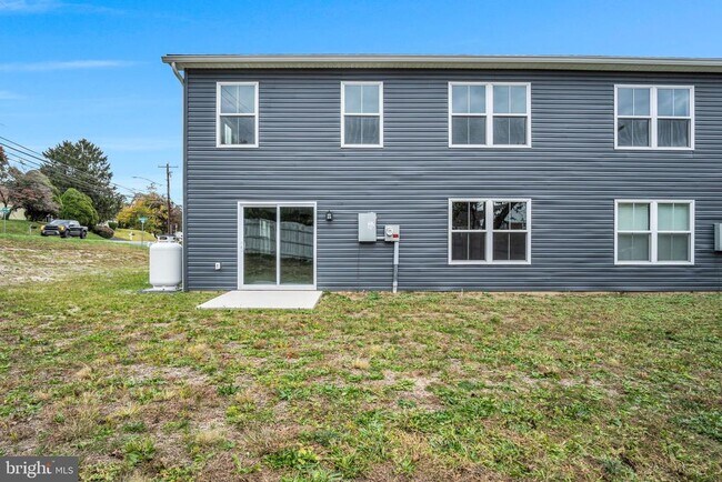 Building Photo - 1500 Embassy Dr