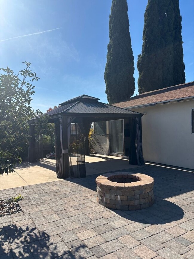 Building Photo - 3 bedroom 2 bath single story home for lease