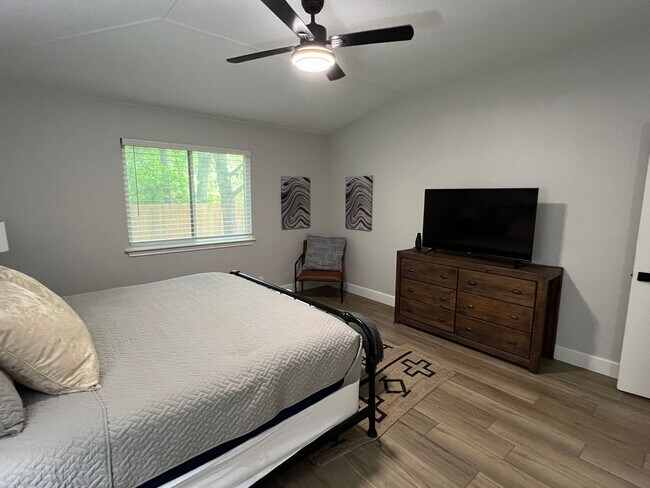 Building Photo - PRELEASING FOR MID JANUARY!  3 bedroom off...