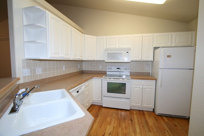 Building Photo - Appealing 3 Bedroom Townhouse Located in G...
