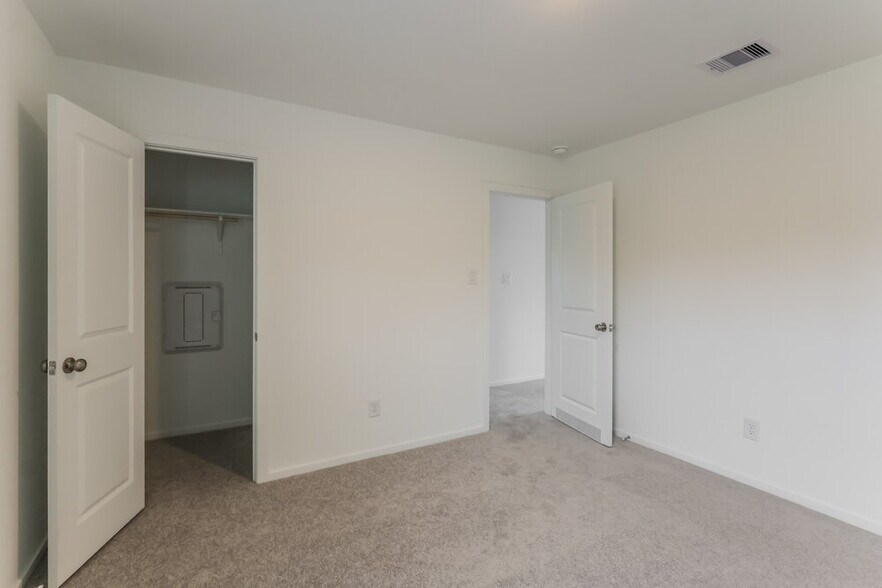 Building Photo - 2084 Cedar Way Dr