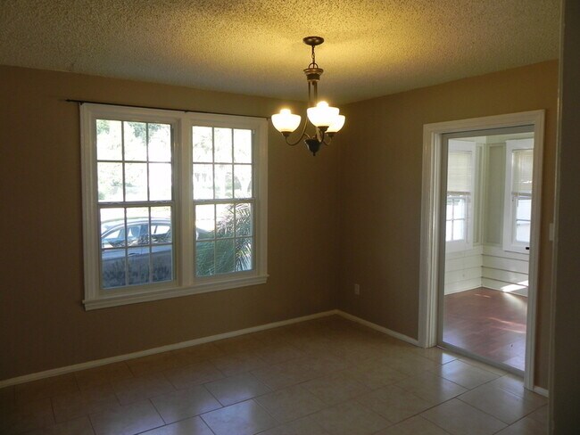 Building Photo - 2704 Spring Park Rd