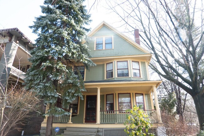 Building Photo - 2301 Grandview Ave