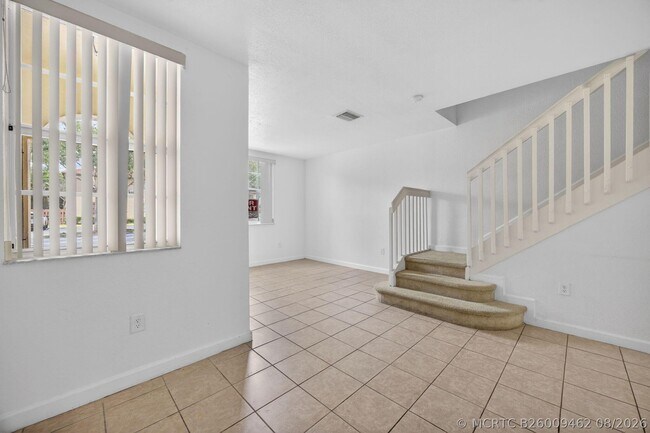 Building Photo - 1575 NE 33rd Ave