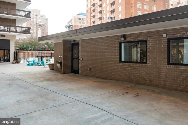 Building Photo - 3800 Fairfax Dr