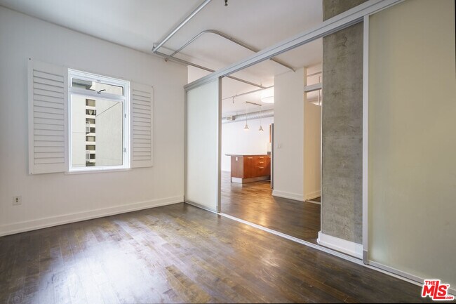 Building Photo - 645 W 9th St