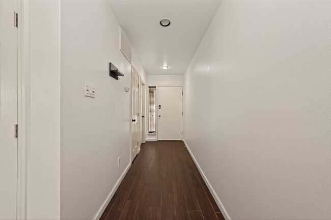 Building Photo - 180 April Point Dr S