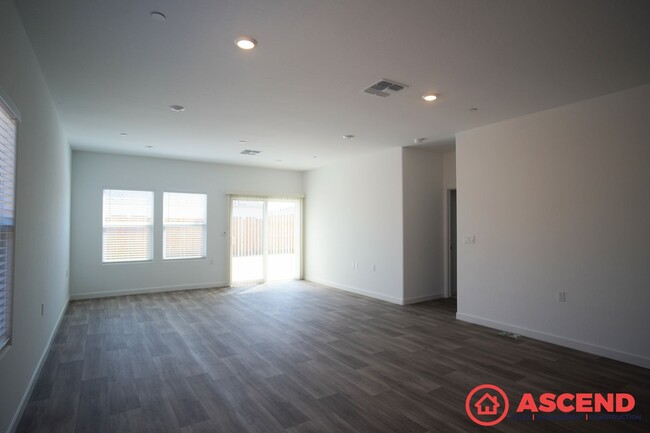 Building Photo - Stunning 3 Bedroom Home Near Liberty Highs...