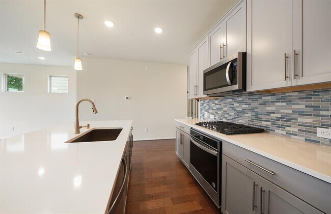 Building Photo - 8647 Cedardale Park Dr