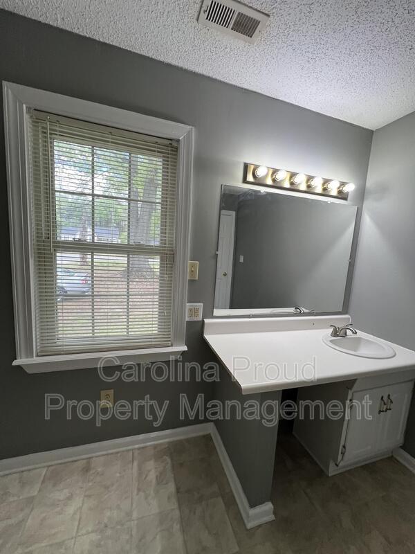 Building Photo - 487 Huntingridge Rd