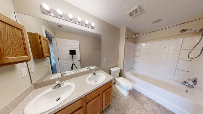 Building Photo - Beautiful and spacious two bedroom two bat...