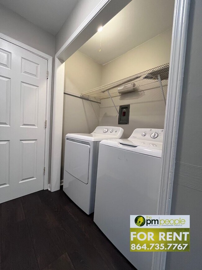 Building Photo - Excellent Location! 4/2.5 Townhome Available!