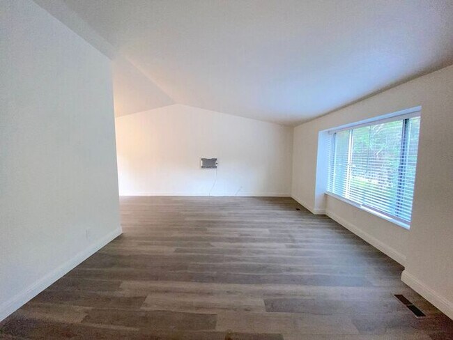 Building Photo - Modern 4 Bedroom, 3 Bath House - Near Died...