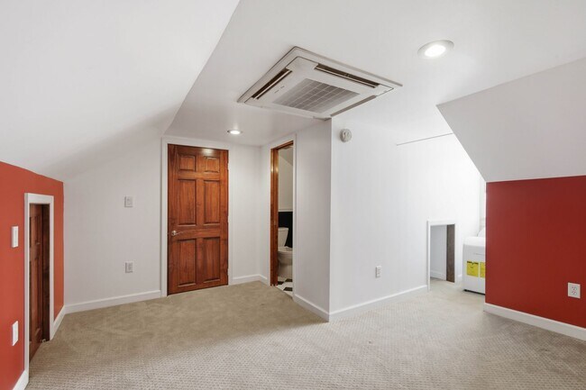Building Photo - Beautiful 3BR 1.5 Townhouse in North East Lancaster City!